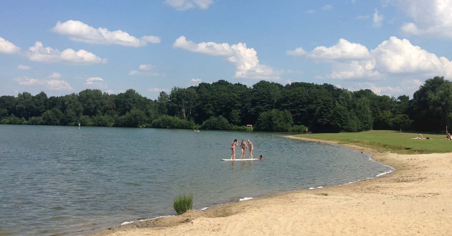 Badestrand am Irenensee an einem sonnigen Sommertag