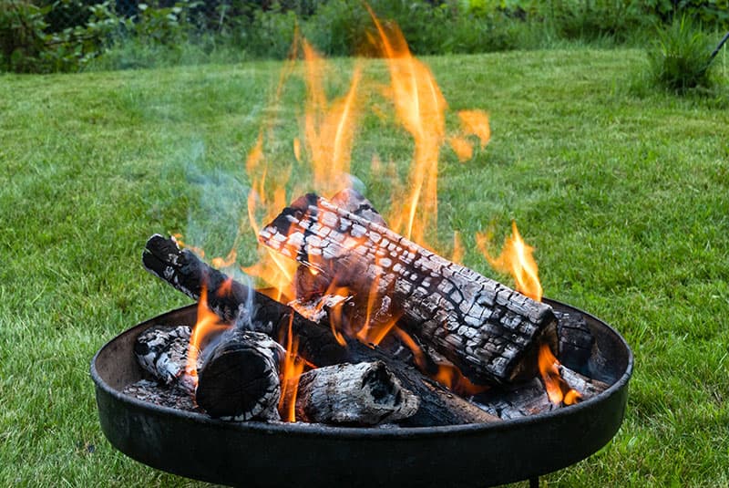 Feuerkorb auf der Terrasse