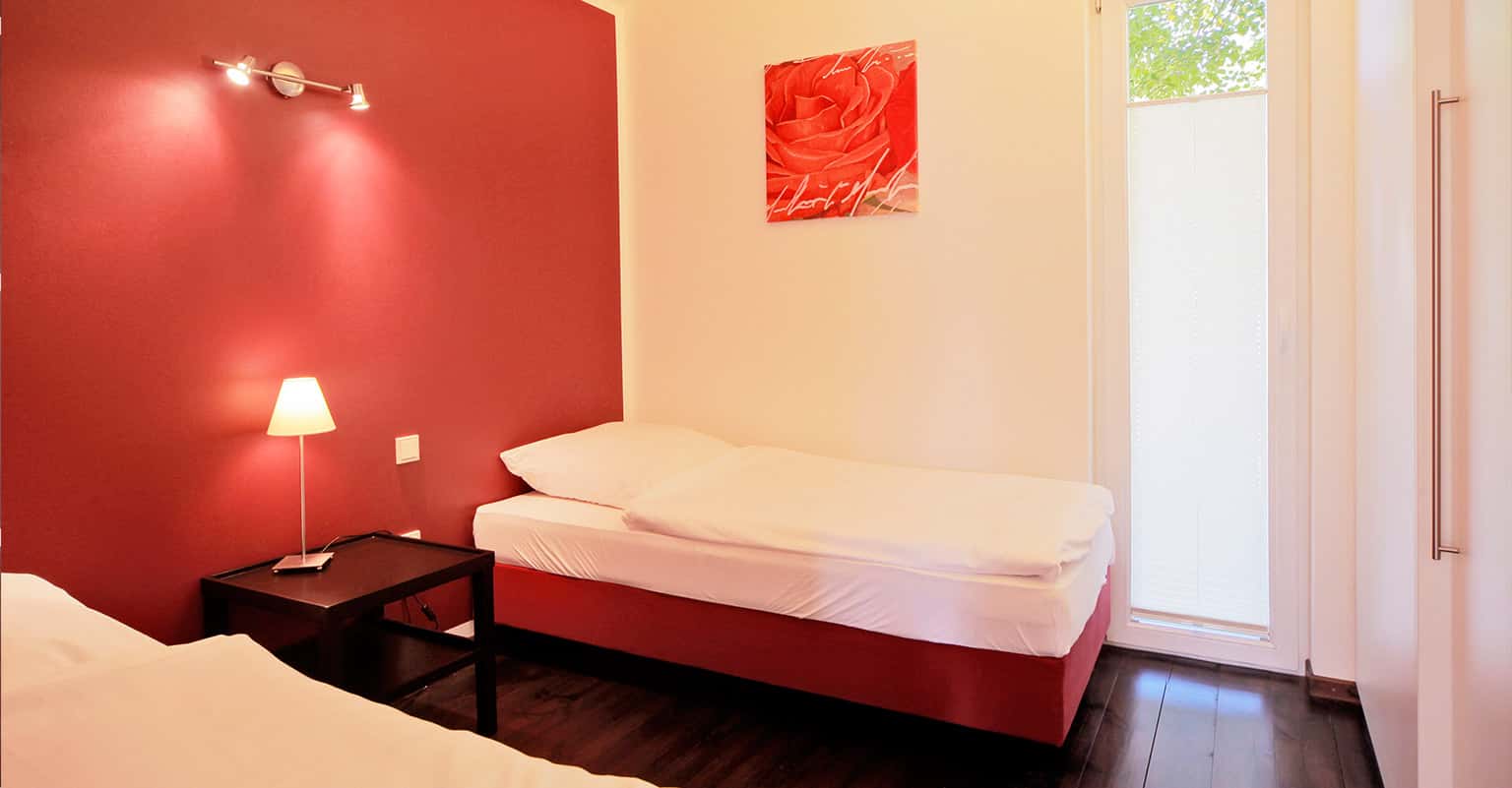 Ferienhaus Mediterran – Schlafzimmer mit Einzelbetten
