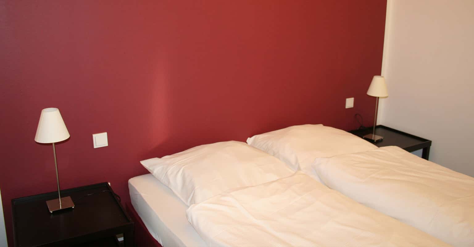 Ferienhaus Mediterran – Schlafzimmer mit Doppelbett