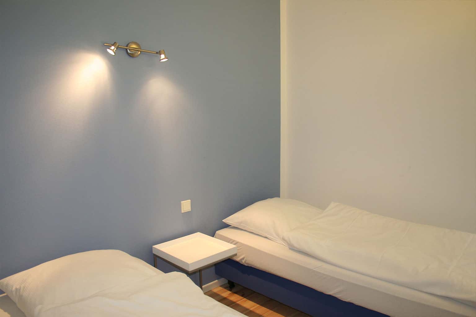 Scandinavian bungalow – Bedroom with single beds