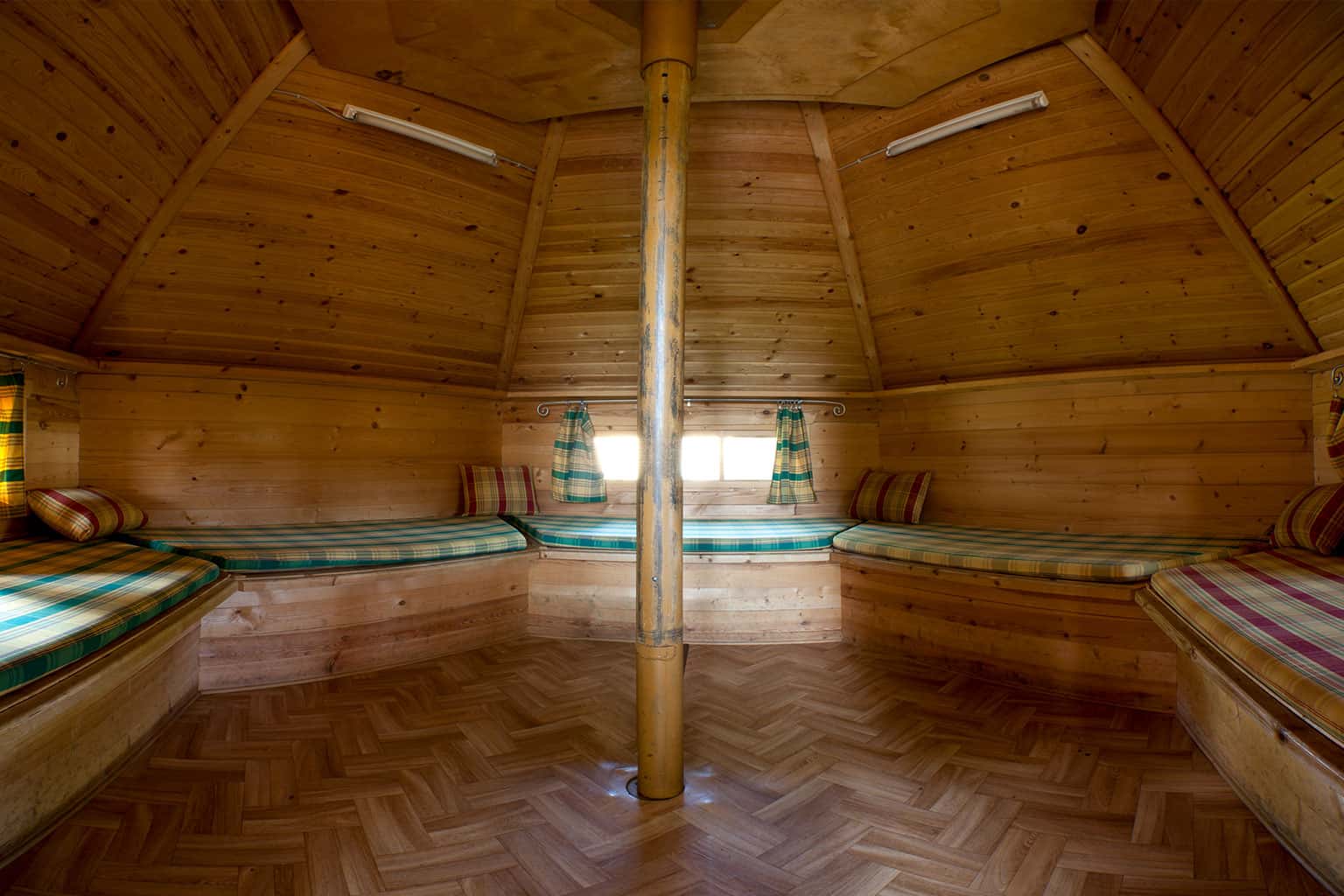 Stork’s nest – Interior with upholstered benches