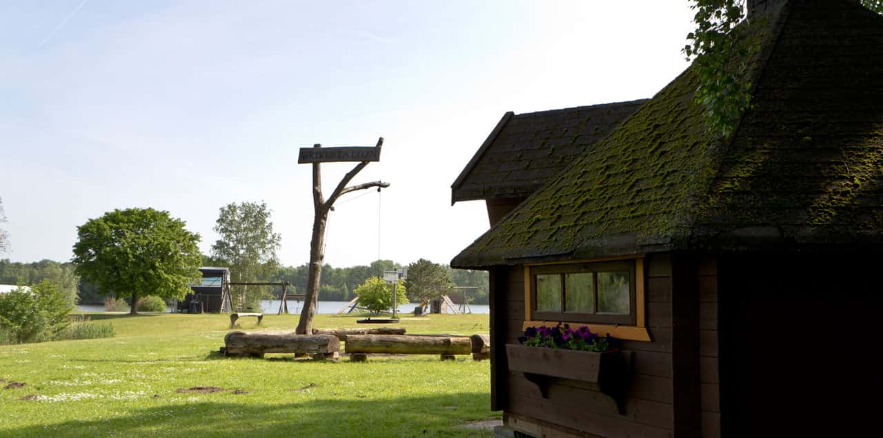 Stork’s nest – Wooden hut on the meadow