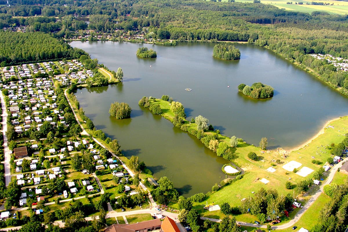 Luftaufnahme des Irenensees mit Inseln, Badestrand und Erholungspark